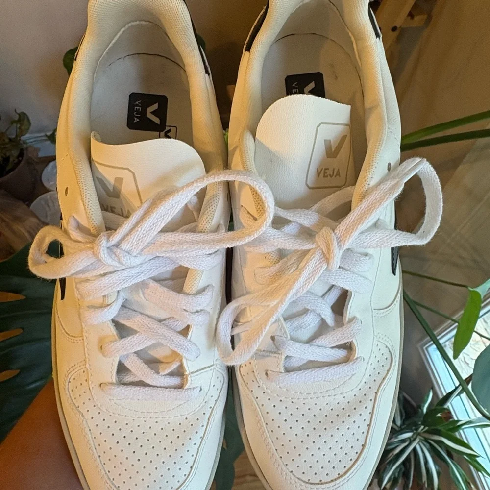 Veja V-10 Sneakers - Picture 3 of 7